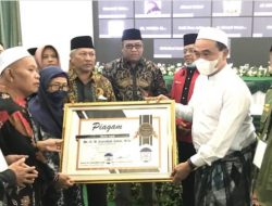 Bupati Tanbu Kalsel Abah HM Zairullah Terima Award Peduli Anak Yatim Piatu dan Duafa