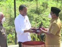 Di IKN,Gubernur KALSEL Sahbirin Noor Serahkan Air dan Tanah Bersejarah kepada Presiden Joko Widodo.