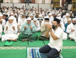 Kejati Kalsel Silaturahmi Tanbu sekaligus imam Sholat Magrib berjamaah di istana Anak Yatim.