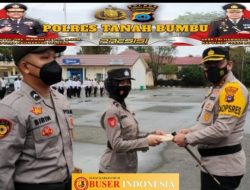 Kapolres Tanah Bumbu AKBP Tri Hambodo berikan Penghargaan Kepada 2 Personel Berprestasi