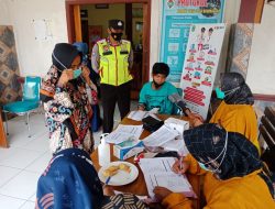Semangat Polwan Bhabinkamtibmas Terus Tinjau Vaksinasi Diwilayah Binaan