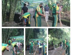 Sambut HUT Kostrad Yonarmed 11 Kostrad Membersihkan Tempat Pemakaman Umum