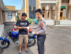 Lindungi Warga Dari Covid-19, Bhabinkamtibmas Bagikan Masker Gratis Kepada Warga