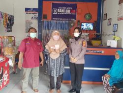 Bhabinkamtibmas Briptu Desi Yuanasari Monitouring Pembagian PKH di Wilayah Binaan