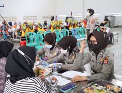 Polwan Polres Majalengka Layani Peserta Vaksinasi Massal Di PT Leetex Garment Indonesia