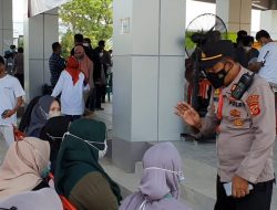 Kapolsek Ligung Berikan Himbauan Prokes kepada Warga Yang Sedang Menunggu Antrian Vaksinasi