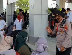 Kapolsek Ligung Berikan Himbauan Prokes kepada Warga Yang Sedang Menunggu Antrian Vaksinasi