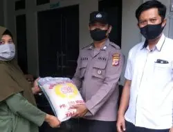 Bhabinkamtibmas Desa Mekar Raharja Polsek Talaga Pantau Penyaluran BPNT Himbau Tetap Jaga Prokes