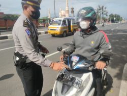 Ops Keselamatan 2022, Kanit Kamsel Pasang Stiker di Kendaraan Himbauan Ayo Pakai Masker