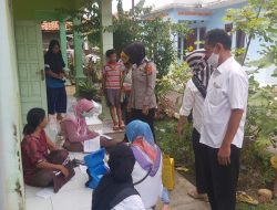 Percepat Vaksinasi, Bhabinkamtibmas Dampingi Nakes Vaksinasi Door to Door