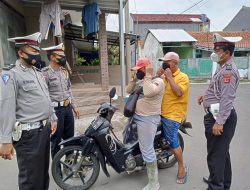 Satlantas Bagikan Ratusan Masker dan Penempelan Stiker Ops Keselamatan Lodaya 2022