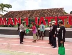 Ops Keselamatan Lodaya 2022, Kanit Lantas Polsek Jatitujuh Bersama Komunitas Motor Bagikan Sembako untuk Warga Kurang Mampu