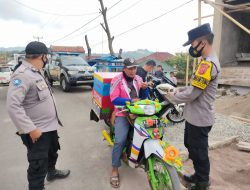 Polsek Cingambul Lakukan Pembagian Masker Gratis Kepada Masyarakat Pengguna Jalan