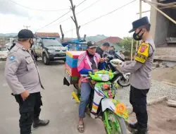 Polsek Cingambul Lakukan Pembagian Masker Gratis Kepada Masyarakat Pengguna Jalan