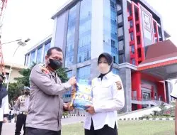 Kapolda Sumsel Bagikan Beras Kepada 260 PHL Polda Sumsel