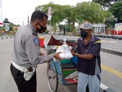 Operasi Keselamatan Lodaya 2022, Satlantas Polres Majalengka Membagikan Nasi Kotak dan Masker