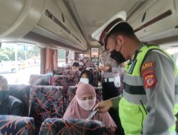 Ops Keselamatan, Satlantas Polres Majalengka Cegah Penyebaran Covid dengan Bagikan Masker ke Penumpang Bus