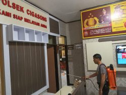 Tekan Penyebaran Covid-19 Personil Polsek Cigasong Lakukan Penyemprotan Desinfektan Di Dalam Mako