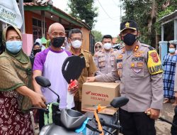 Kapolres Majalengka Serahkan Satu Unit Sepeda Motor dan 8 Unit Sepeda Angin Hadiah Undian Gebyar Vaksinasi