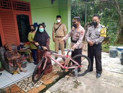 Wujud Pelayanan Kepada Masyarakat, Datangi Rumah Warga Pemenang Dorprize Vaksinasi, Kapolsek Palasah Serahkan Sepeda Angin