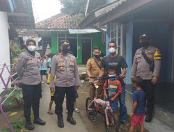 Datangi Tiga Rumah Warga Pemenang Dorprize Vaksinasi, Kapolsek Maja Serahkan 3 Unit Sepeda Angin