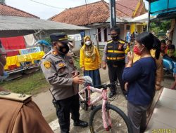 Datangi Rumah Warga Pemenang Dorprize Vaksinasi, Wakapolsek Sukahaji Serahkan Sepeda Angin