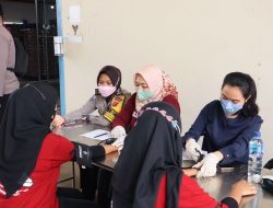 Polwan Cantik Ini Layani Vaksinasi Di PT Diamond Internasional Indonesia