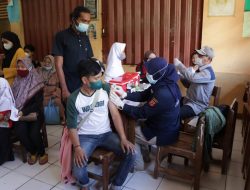 Ratusan Siswa MI Raudlatul Muta’alimin dan Warga Jatinangor Mendapat Vaksin Covid -19