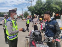 Polres Majalengka Bagikan Masker Kepada Pengguna Jalan Dalam Rangka Ops Keselamatan Lodaya 2022