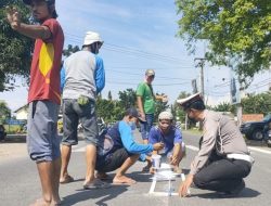 Sering Terjadi Kecelakaan, Kanit Lantas Polsek Jatitujuh Bersama Warga Buat Marka Jalan Dalam Rangka Ops Keselamatan Lodaya