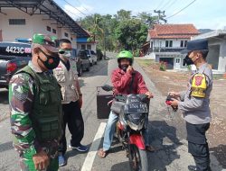 Soliditas TNI – Polri Bagikan Masker Dan Edukasi Masyarakat Patuhi Prokes