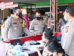 Akselerasi Vaksinasi Upaya Bentuk Herd Immunity, Kapolres Majalengka Tinjau Vaksinasi dan Ikuti Zoom Meeting di Swalayan Surya Kadipaten