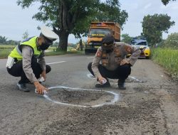 Hari Ke-12 Ops Keselamatan 2022, Satlantas Polres Majalengka Tanda Lubang Jalan Cegah Laka Lantas