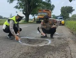 Hari Ke-12 Ops Keselamatan 2022, Satlantas Polres Majalengka Tanda Lubang Jalan Cegah Laka Lantas