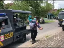 Dari Berbagi Sembako Hingga Gendong Lansia, Kontribusi Polres Ngawi Ingin Mengakhiri Pandemi