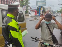 Ops Keselamatan, Satlantas Polres Majalengka Cegah Penyebaran Covid-19 Terus Bagikan Masker ke Pengguna Jalan