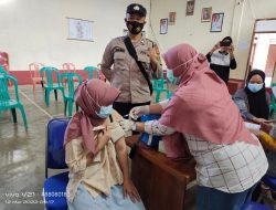 Anggota Polsek Malausma Dampingi Masyarakat Dalam Percepatan Vaksinasi