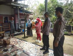 Polsek Banjaran Bagikan Bantuan Sembako Untuk Warga Yang Sedang Isolasi Mandiri