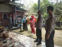 Polsek Banjaran Bagikan Bantuan Sembako Untuk Warga Yang Sedang Isolasi Mandiri