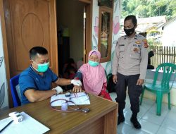 Kanit Binmas Polsek Cingambul Pantau Pelaksanaan Vaksinasi Desa Maniis Pastikan Berjalan Lancar