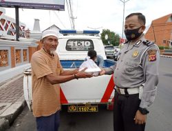 Hari Terakhir Ops Keselamatan Lodaya 2022, Satlantas Polres Majalengka Bagikan Nasi Kotak Kepada Warga