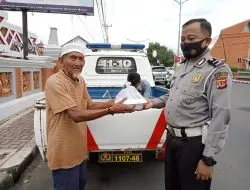 Hari Terakhir Ops Keselamatan Lodaya 2022, Satlantas Polres Majalengka Bagikan Nasi Kotak Kepada Warga