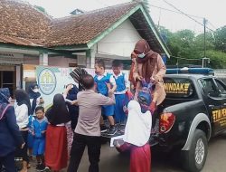 Sukseskan Serbuan Vaksinasi, Sinergi Bhabinkamtibmas dan Babinsa Bantu Jemput Anak Yang Akan Divaksin