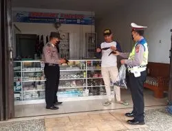 Personel Polres Banjar Tanpa Lelah Ingatkan Prokes dan Bagikan Masker