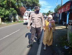 Polisi di Majalengka Antar Warga Ke Tempat Vaksinasi Covid 19