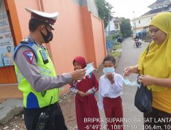 Upaya Cegah Penyebaran Omicron, Satlantas Polres Majalengka Bagikan Masker Kepada Masyarakat