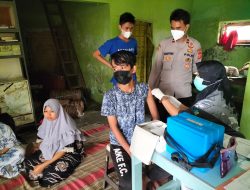 Secara Door To Door, Kasubsi PIDM Bersama Polsek Cikijing Bantu Percepatan Vaksinasi