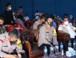 Vaksinasi Serentak, Kapolres Majalengka Ikuti Vicon Pimpinan Wakapolri di GOR Desa Liangjulang
