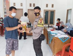 Kapolsek Cikijing Tinjau Gebyar Vaksinasi di Desa Bagjasari Berikan Minyak Goreng Kepada Warga Usai Divaksin
