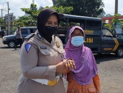 Polwan Sat Lantas Polres Majalengka Sigap Bantu Masyarakat Yang Mengalami Kecelakaan Tunggal